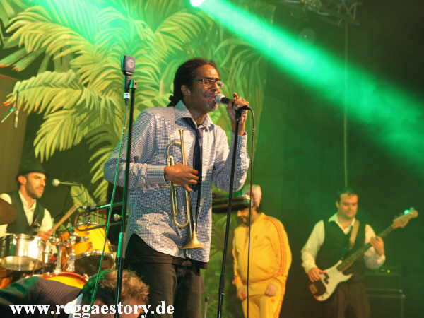 Yellow Umbrella - Nikolaus Reggae Party 2011