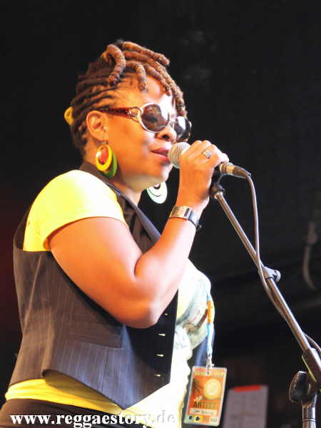 Backgroundsinger @ Jah Bouks