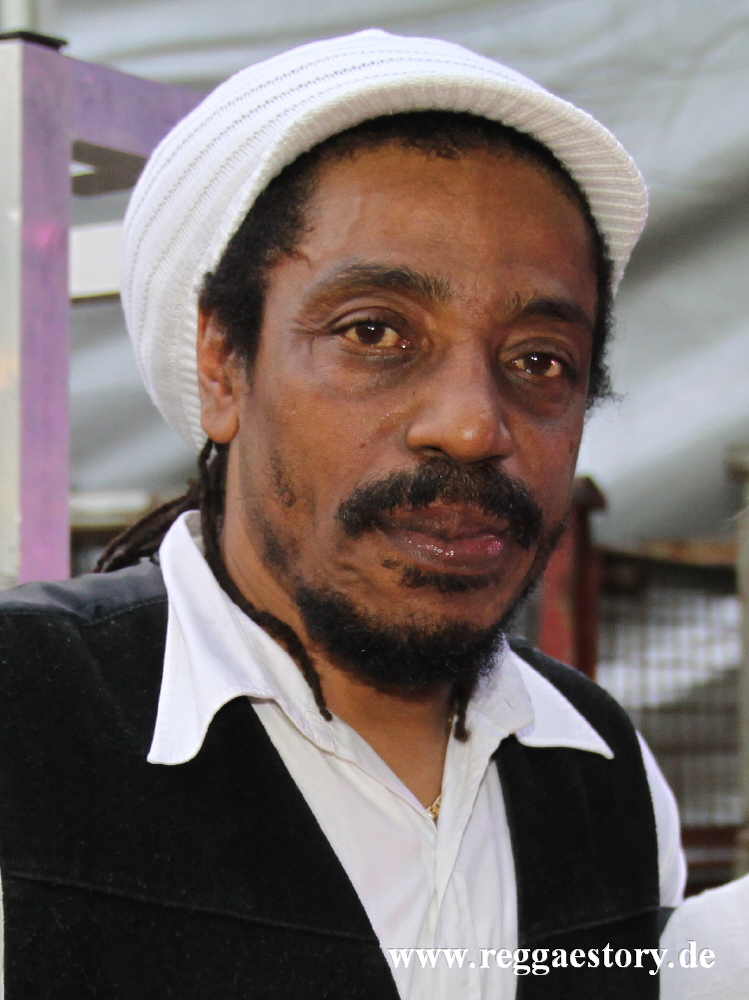 Earl Sixteen