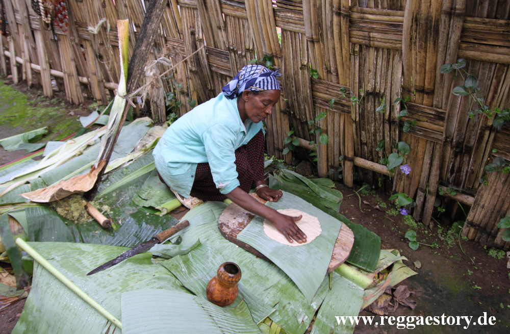 Ensete-Brotherstellung - Dorze Village - Arba Minch - Ethiopia