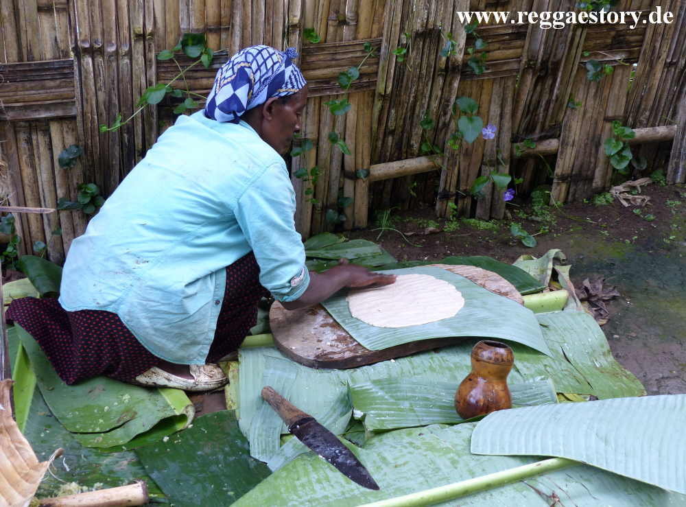 Ensete-Brotherstellung - Dorze Village - Arba Minch - Ethiopia